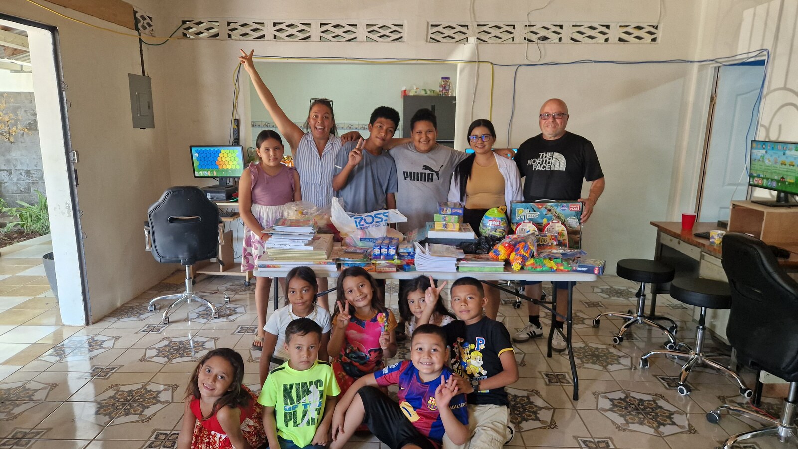 Community class and materials at Casa Nodominio