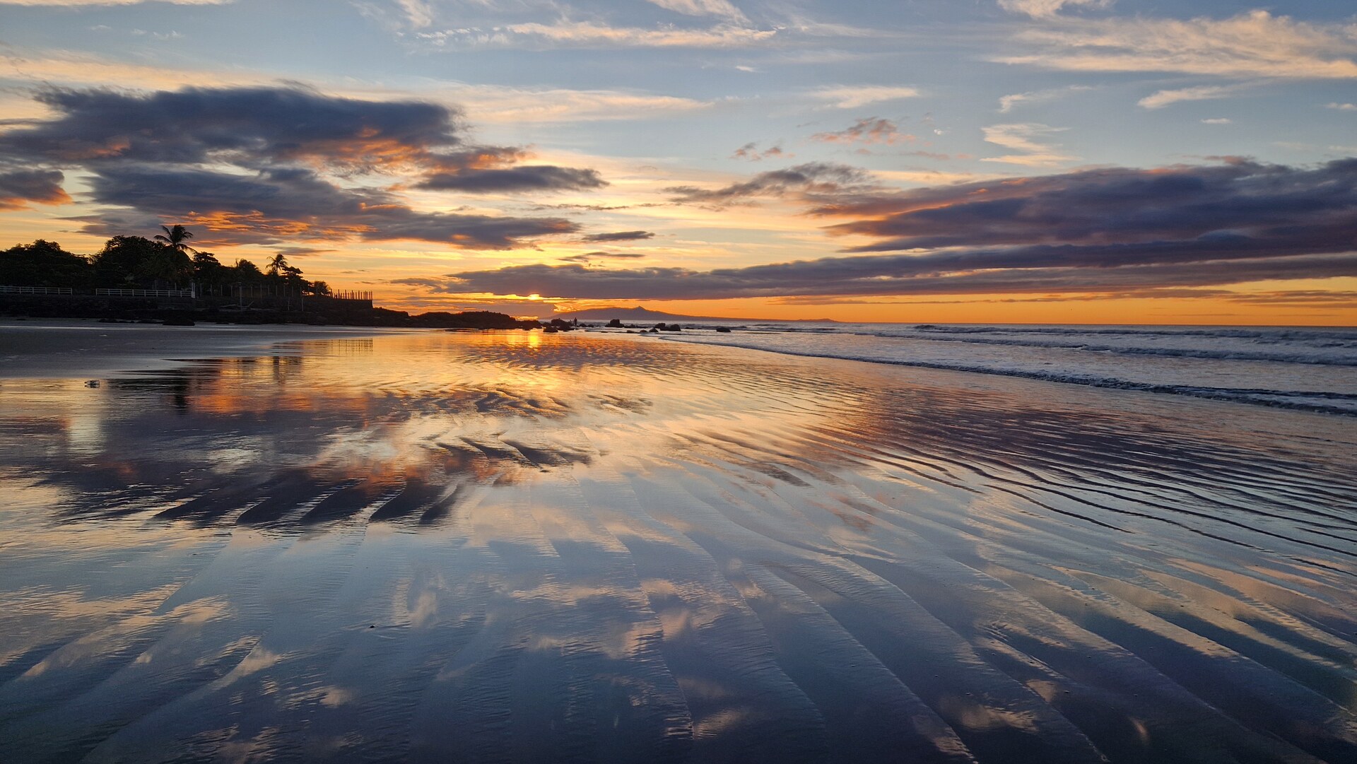Las Tunas beach sunset reflection